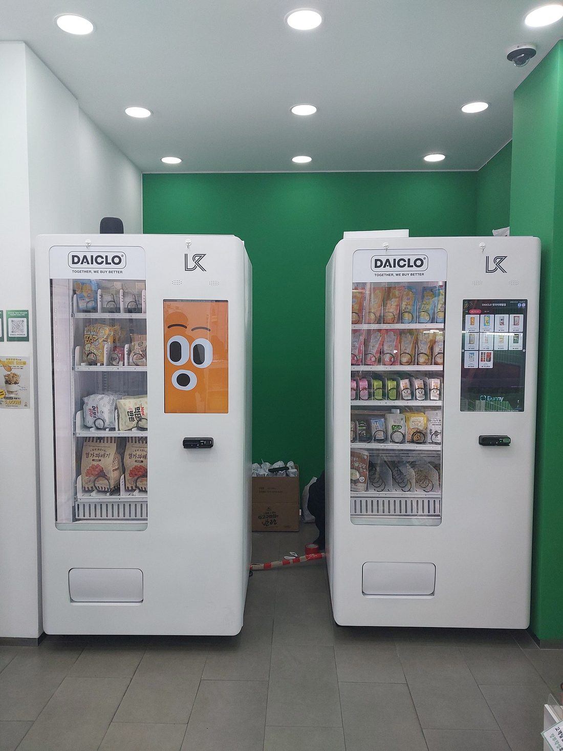 무인매장에 설치된 벤딩머신 2대